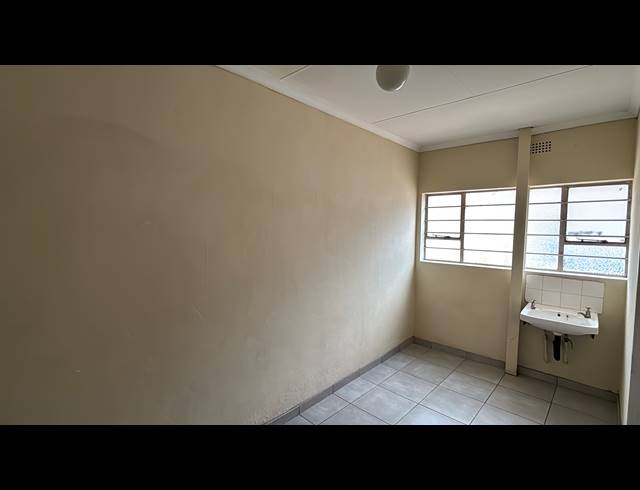360M² WAREHOUSE TO LET IN JET PARK